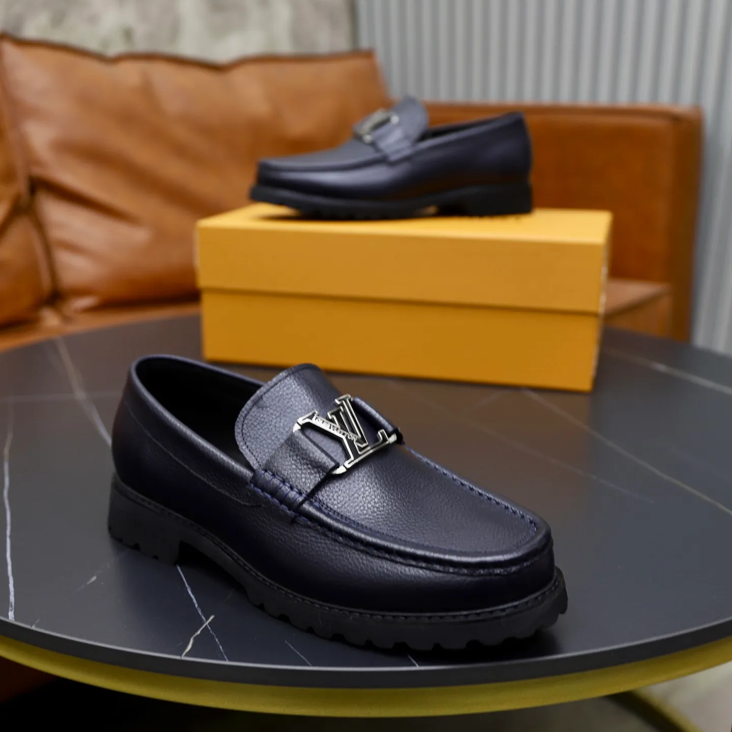 Men's men's shoes💰600💰Louis Vuitton LV men's classic Oxford shoes, men's business formal boutique leather shoes, classic style, almond kernel exquisite toe, ultimate art, the whole shoe is made of imported cow leather (open edge beads), carefully selected, fine pores, excellent gloss, soft texture, strong toughness, durable and not easy to deform, apricot calf leather lining, soft, comfortable, sweat-absorbent and breathable. Foam outsole, original box and dust bag packaging! Size: 38–44 (45/46 customized)